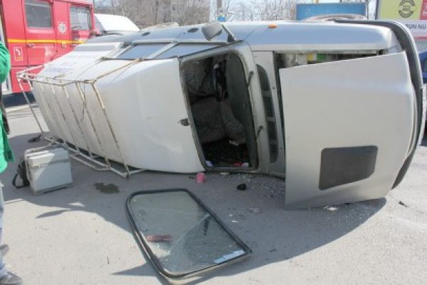 Două maşini s-au răsturnat şi şapte persoane au ajuns la spital